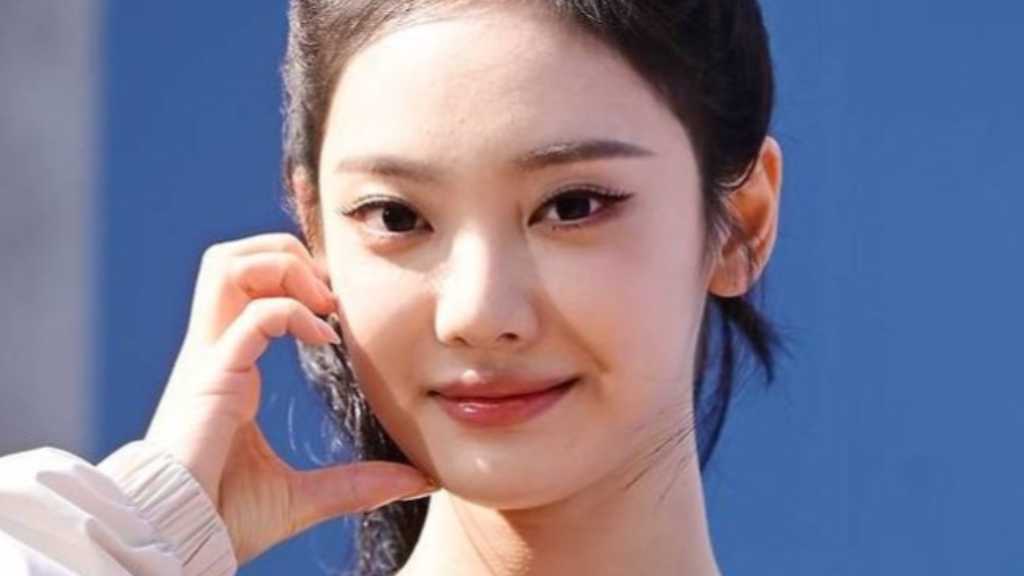 aespa's NINGNING claps back at rude comments about her looks during a live stream, emphasizing self-acceptance and respect for individuality.