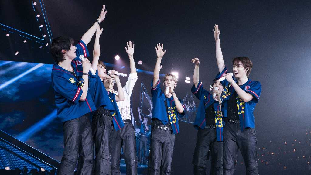 RIIZEが日本で初のアリーナツアーを成功させ、東京ドーム公演の発表も。メンバーはパフォーマンスを通じてファンと絆を深めた。