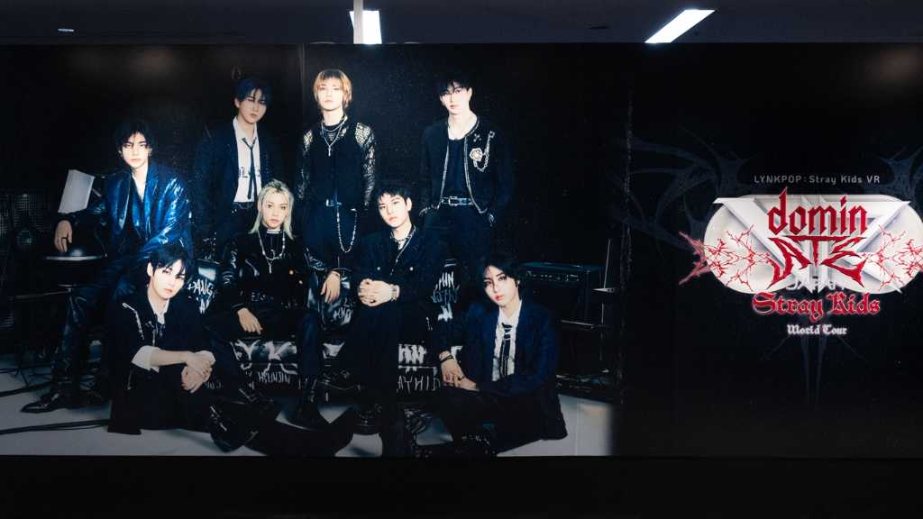 Stray Kidsの日本初スタジアム公演「Stray Kids World Tour」がVRで体験できるイベントが開催中。ファンはリアルな映像でメンバーを近くに感じられる。