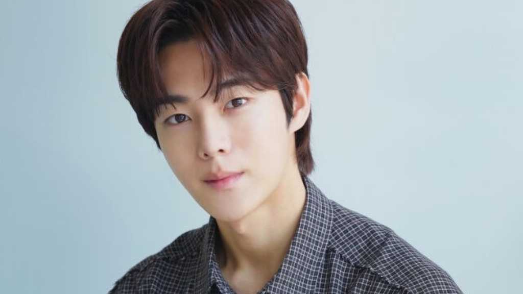 俳優ユ・ジョンフが初主演を果たし、KBSドラマ「僕の彼女がイケメンになりました」に出演。共演のアリン、ユンサナとの関係も語る。