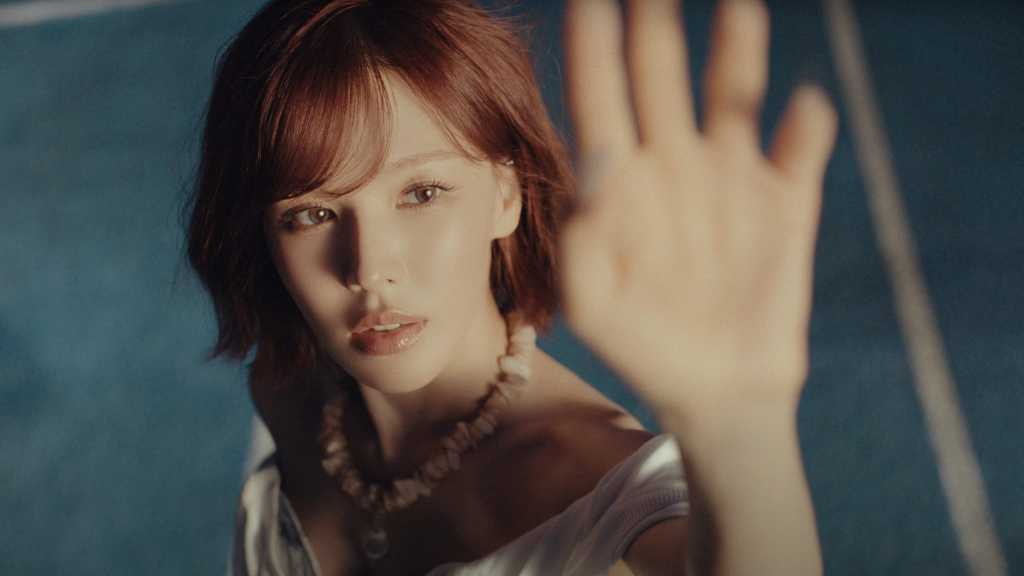 Wendy of Red Velvet releases her 3rd mini-album 'Cerulean Verge' with the title track 'Sunkiss' and announces her world tour.