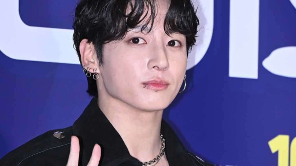 BTS’s Jungkook reached over 421 billion TikTok hashtag views, ranking 5th worldwide and first among male solo artists.