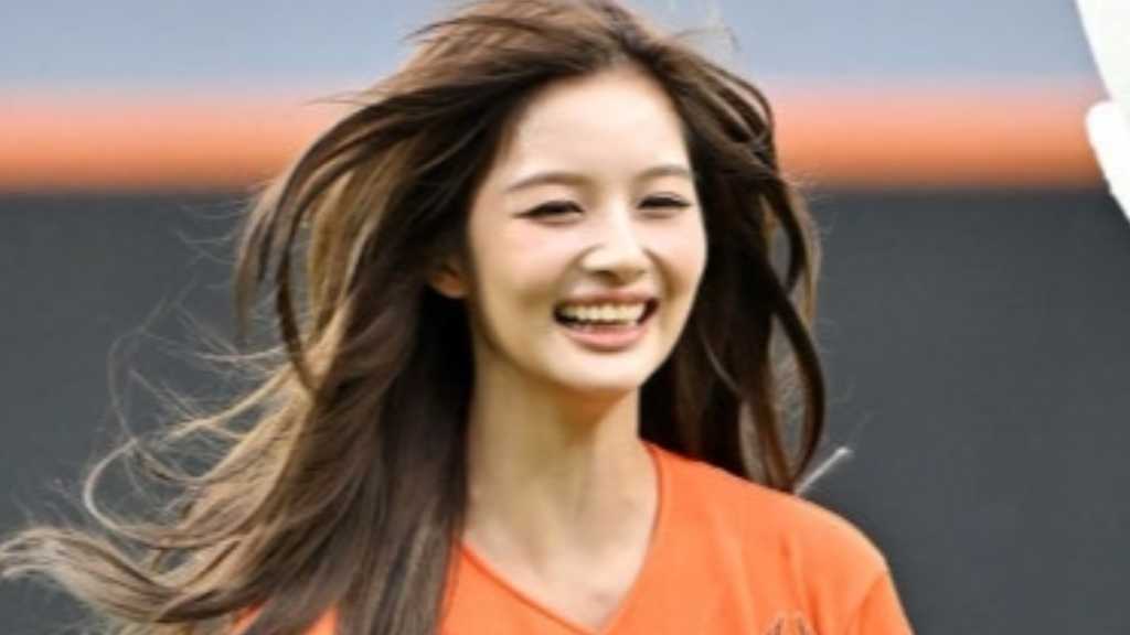 At the Hanwha Life Eagles vs. LG Twins game, NMIXX's Solyun participated in the first pitch. The group also revealed concept photos.