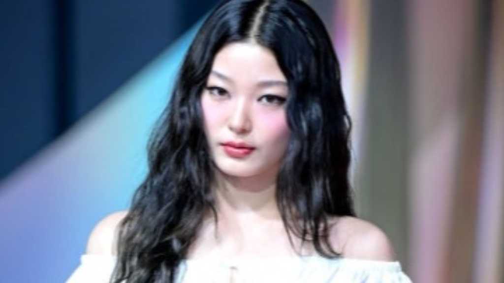 Yunche from KATSEYE attended the red carpet of the 2025 SBS Music Awards, featuring 36 popular artists including NCT and Stray Kids.