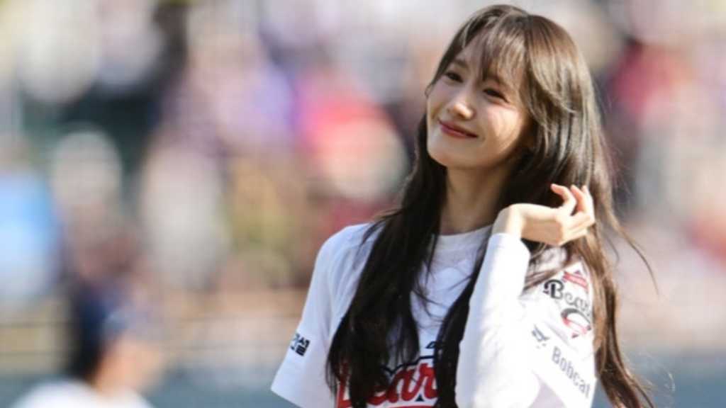 少女時代のユナが始球式に参加し、映画「プリティ・クレイジー」の場面写真が解禁された。