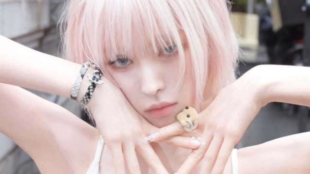 Wendy of Red Velvet reveals her new album "Cerulean Verge" with a platinum blonde look, showcasing her musical growth and unique concepts.
