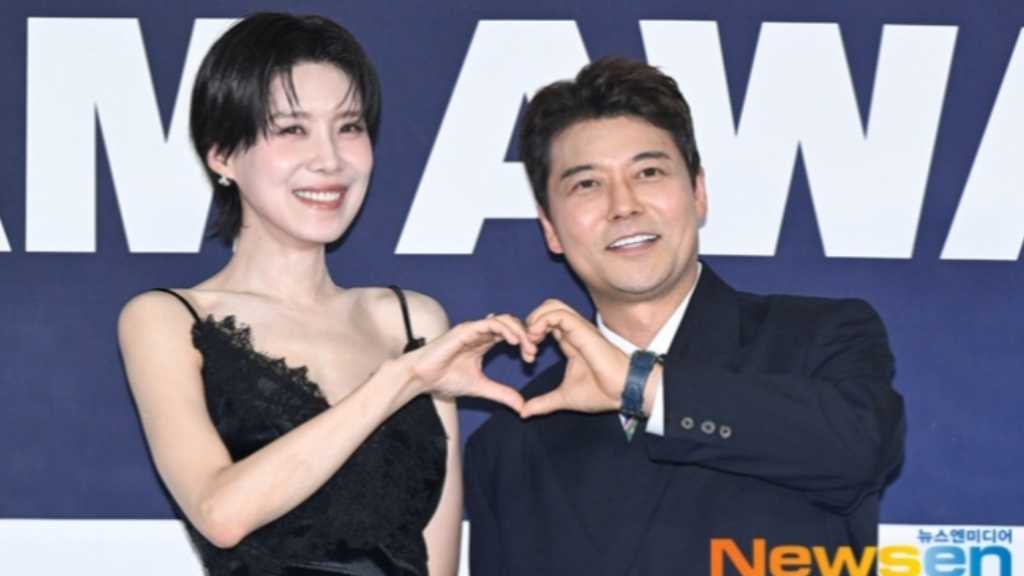 Jang Do-yeon and Jeon Hyun-moo appeared on the blue carpet for the 2026 K-WORLD DREAM AWARDS, where they serve as MCs.