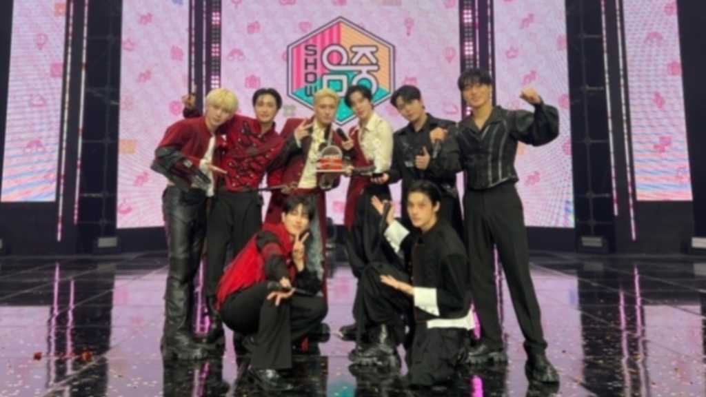 ATEEZが音楽番組3冠王を達成し、初の「ショー 音楽中心」で1位を獲得。ファンに感謝し、今後のパフォーマンスに意気込みを見せた。