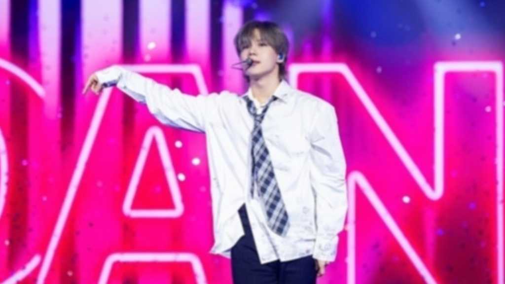 SHINee's Taemin successfully held his fan meeting, engaging fans with games and performances, and expressing gratitude for their support.