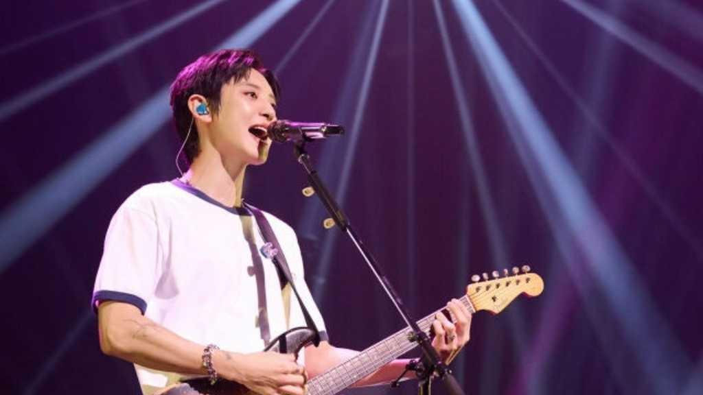 EXOのチャンヨルが日本ライブツアーを成功させ、ソロ曲やEXOの楽曲を披露。10月22日に1stミニアルバム「日々」を発売。