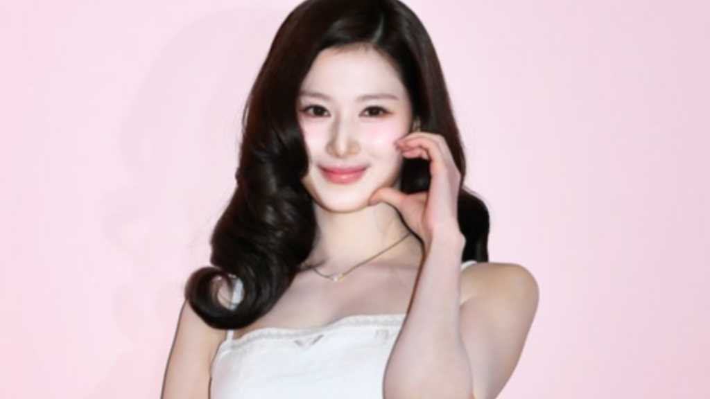 TWICEのサナが「Prada White Sun」オープンイベントに出席し、ユニットMISAMOが「RIM BY JINS」のブランドアンバサダーに就任。