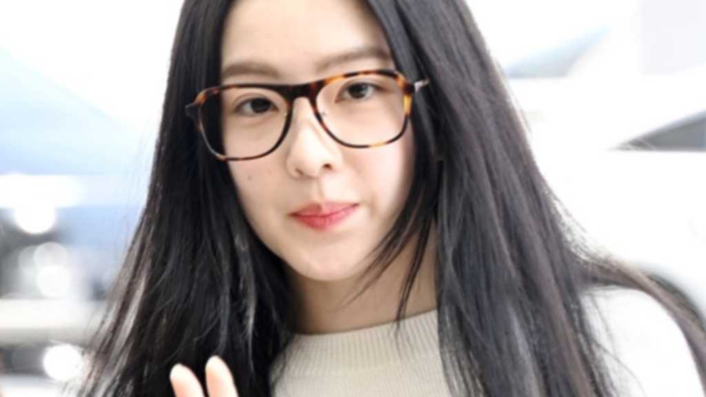 Irene from Red Velvet leaves for an overseas schedule. She recently achieved her first solo win on 'Music Bank' and released a new MV.