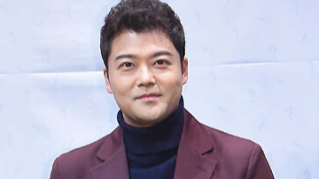 Police are investigating claims of illegal IV treatments involving comedian Park Na-rae and entertainer Jeong Hyun-moo amid growing controversy.
