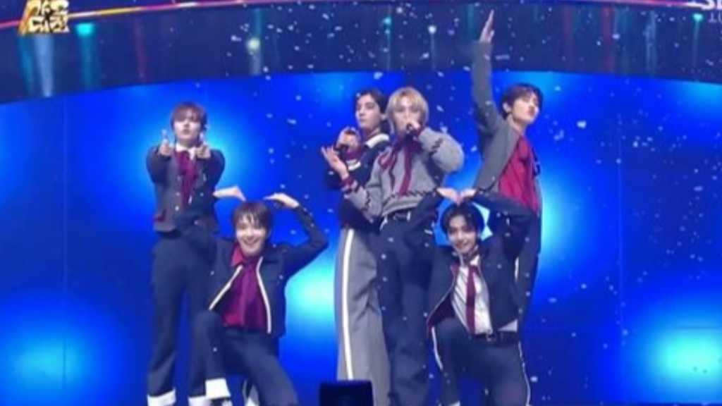 BOYNEXTDOORが年末特集番組で冬のステージを披露。ヒット曲「今日だけ I LOVE YOU」や「123-78」をアレンジし、観客を魅了した。