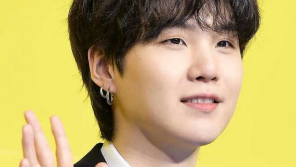 SUGAが公演前にファンに注意を呼びかけ、準備を進めていることを伝えた。BTSの新アルバムが発売され、光化門でのライブが予定されている。