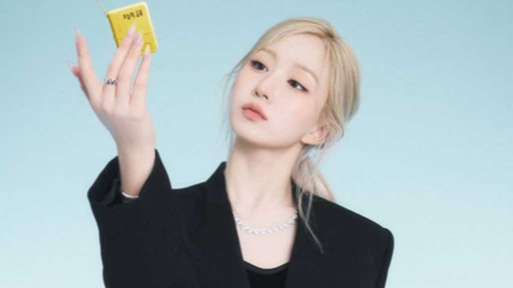 Heewon from NMIXX highlights her charm in Esquire's recent digital cover, blending finance with her bright, trustworthy image.