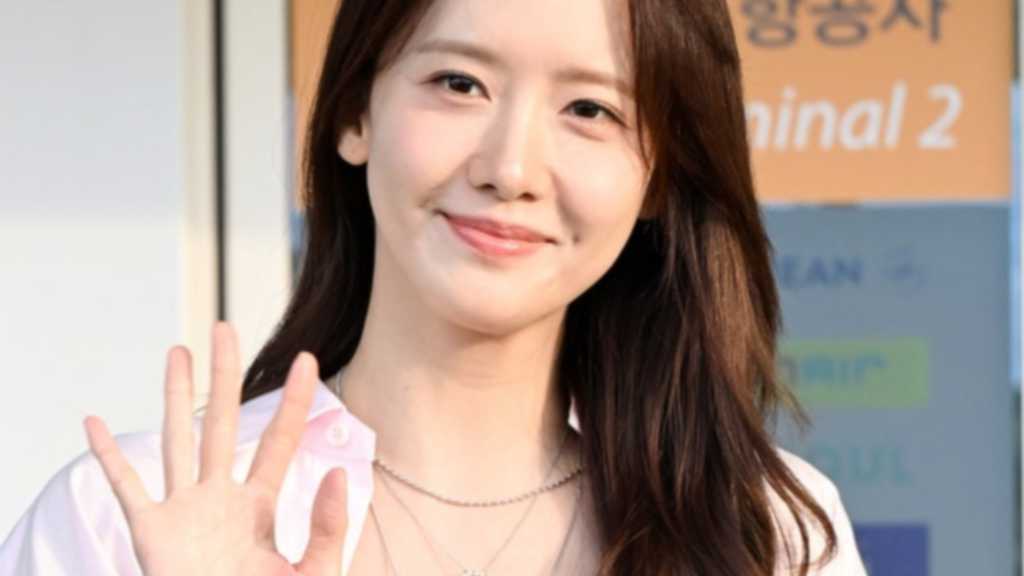 On the afternoon of the 30th, YoonA from Girls' Generation departed for Bangkok via Incheon International Airport for a brand promotion.