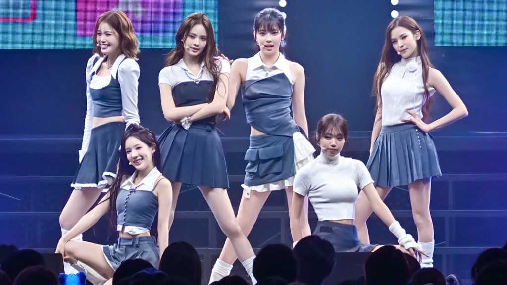 K-popグループiznaが日本で初のファンコンサートを開催。全席完売の中、パフォーマンスやトークでファンと交流し、感動的な時間を過ごした。