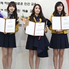 【PHOTO】Apink オ・ハヨン＆GFRIEND イェリン＆WASSUP ウジュ、高校の卒業式に参加“輝かしい卒業証書”