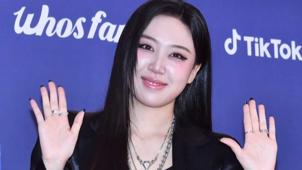 イ・ヨンジが「Hanteo Music Awards 2025」のレッドカーペットに登場。ATEEZやBilllieなど豪華10組が参加。