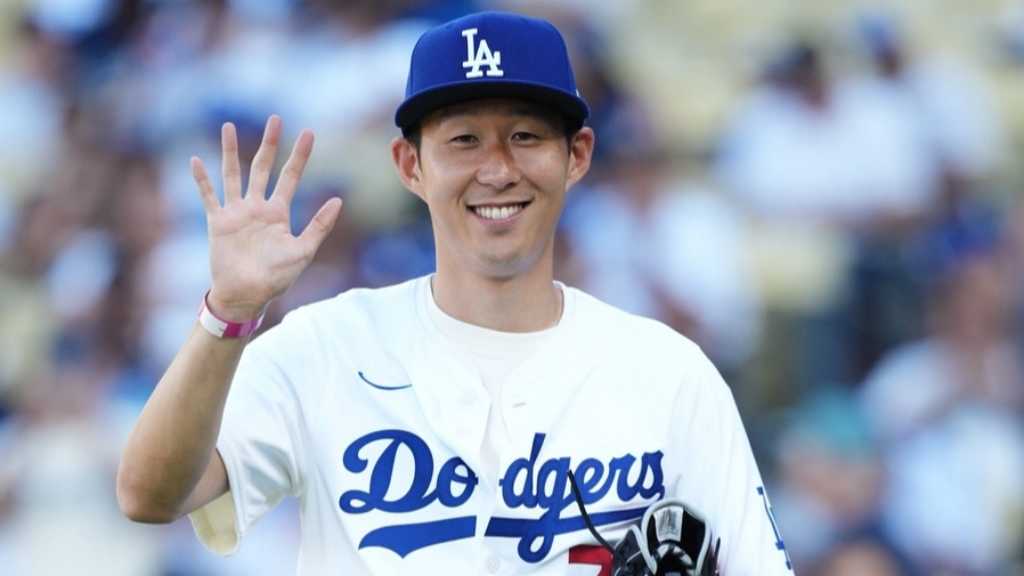 Son Heung-min threw the first pitch at Dodger Stadium, wearing a jersey with '7' and 'SON', impressing fans and MLB alike.