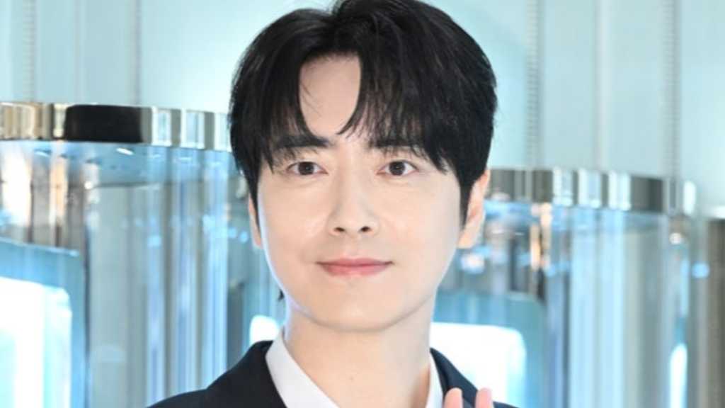 GRAFF opened a new boutique in Seoul with celebrities Lee Jun-kyuk and Kim Hee-sun attending. Kim Hee-sun's mother passed away recently.