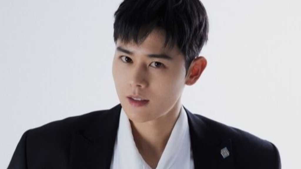 Singer-actor Kim Dong-jun signs with GOLDEN MOON Entertainment, aiming for new heights in acting and music with dedicated support.