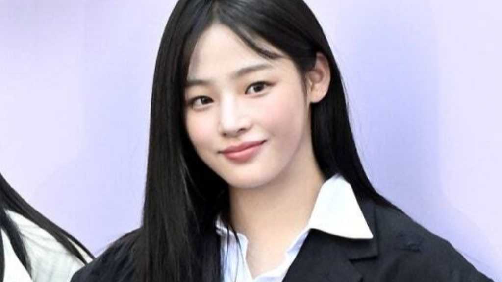 NewJeans' Minji visited a birthday cafe, sharing cookies and letters with fans, expressing gratitude and hopes for future meetings.