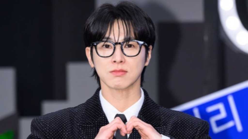 Yunho clashed with fans over his bubble communication frequency, but fans later said he apologized and has been more active since.