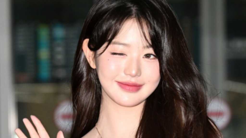 IVE's Wonyoung flew to Paris for a fashion show, showcasing winter fashion. She appeared in a promotional video for APEC leaders.