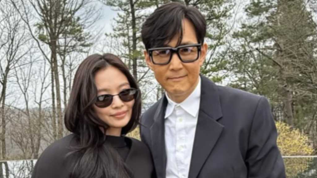 ジェニーが俳優イ・ジョンジェとのツーショットを公開し、話題に。彼女の名前の由来がイ・ジョンジェに関連していることも明かされた。