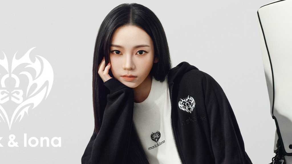 MARK ＆ LONAがaespaのKARINAを初の女性アンバサダーに起用し、トラベルシーン向けの秋冬セットアップを公開。