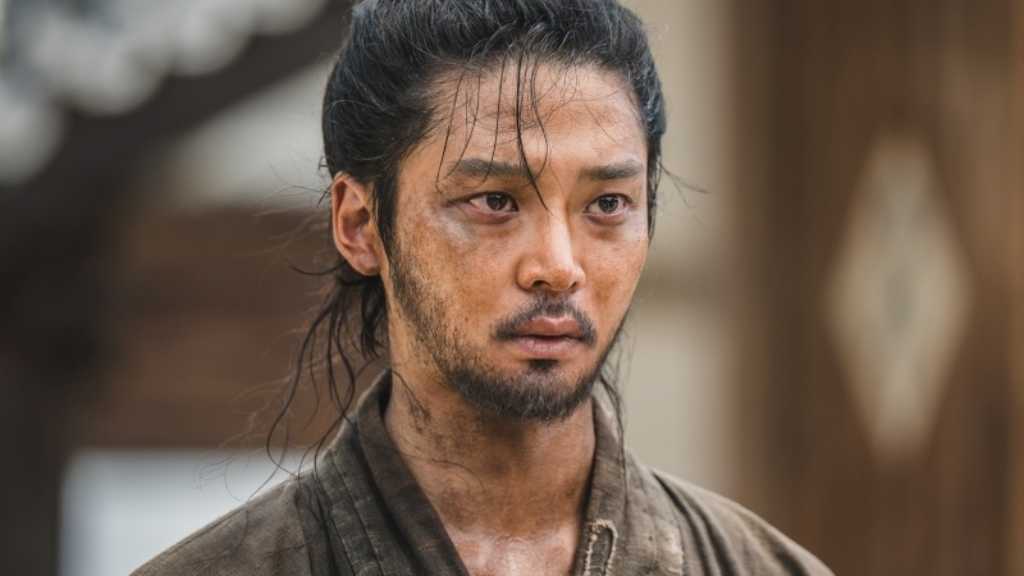Disney+で独占配信中のドラマ『濁流』は、ロウンの入隊前最後の作品で、混沌とした時代を生きる3人の男女の物語。