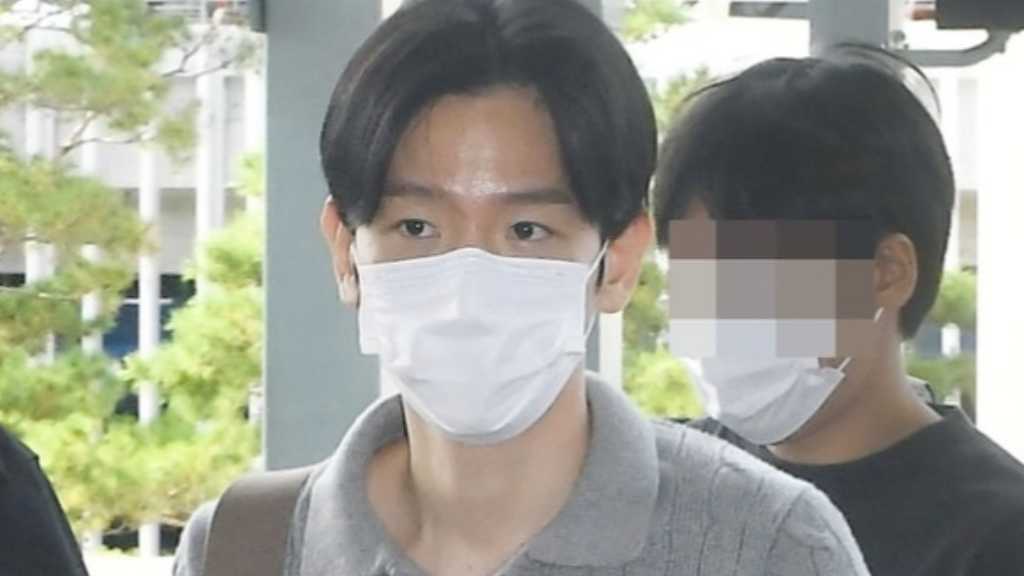 EXOのベクヒョンが海外スケジュールのため仁川空港から出国。専属契約停止や詐欺疑惑も報じられた。