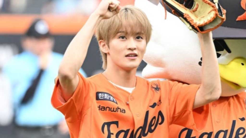 NCTのマークが始球式に参加し、バレエ団とのパフォーマンスや日本ショーケースツアーの成功を報告。