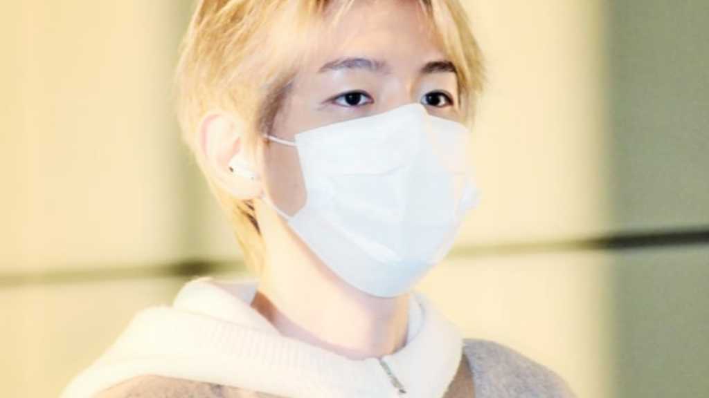 Baekhyun of EXO departs from Gimpo Airport for an overseas schedule; he will hold a solo concert in Las Vegas in January.