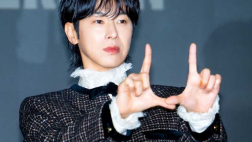 Yunho's 1st full album 'I-KNOW' was launched in Seoul, featuring 10 tracks, including double title songs 'Stretch' and 'Body Language'.