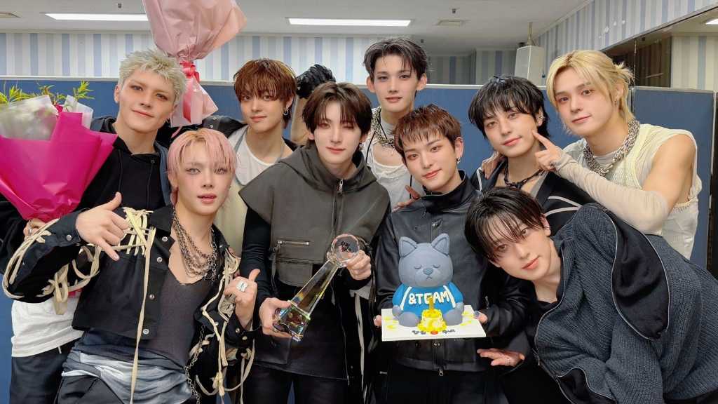 ＆TEAMが韓国1stミニアルバム「Back to Life」をリリースし、音楽番組で1位を獲得。ファンへの感謝を述べ、今後の活躍に意欲を示した。