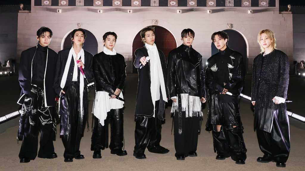 BTSが約3年5ヶ月ぶりに完全体で公演を行い、ファンと再会。新アルバムのタイトル曲「ARIRANG」を披露し、感謝の気持ちを伝えた。