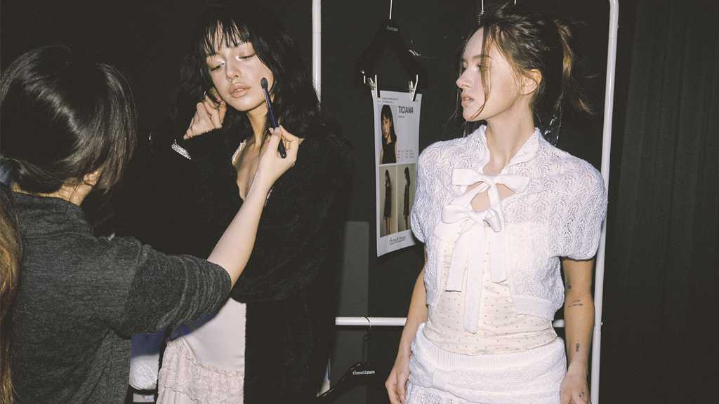 The Korean brand 'threetimes' will launch in Japan through '60%' this Christmas, known for its rarity and K-POP artist endorsements.