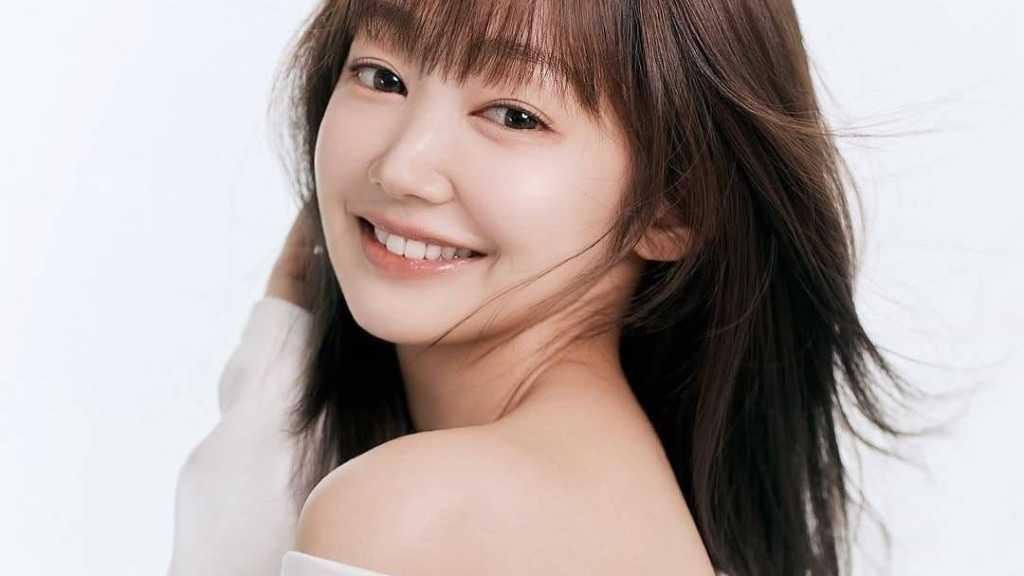 元SECRET NUMBERの小川美月が監督・作詞を務める映画「明日へのコード」が始動。夢の葛藤と再生を描き、主題歌や47都道府県プロモも展開予定。