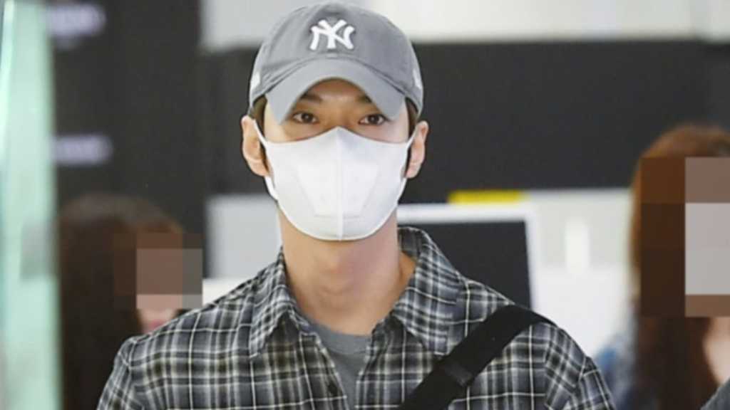 NCT's Doyoung returned to Korea after an overseas schedule. He will hold an encore concert in October and enjoyed sushi in Japan.