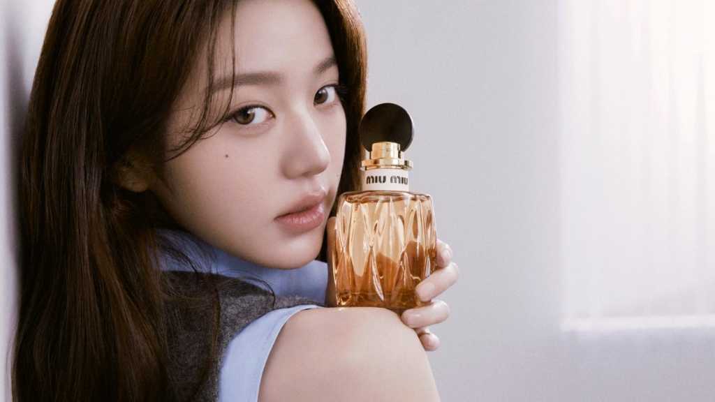 IVEのウォニョンが「MIUMIU Beauty」のアンバサダーに選ばれ、グラビアを公開。彼女のスタイリングがブランドの感性を表現。