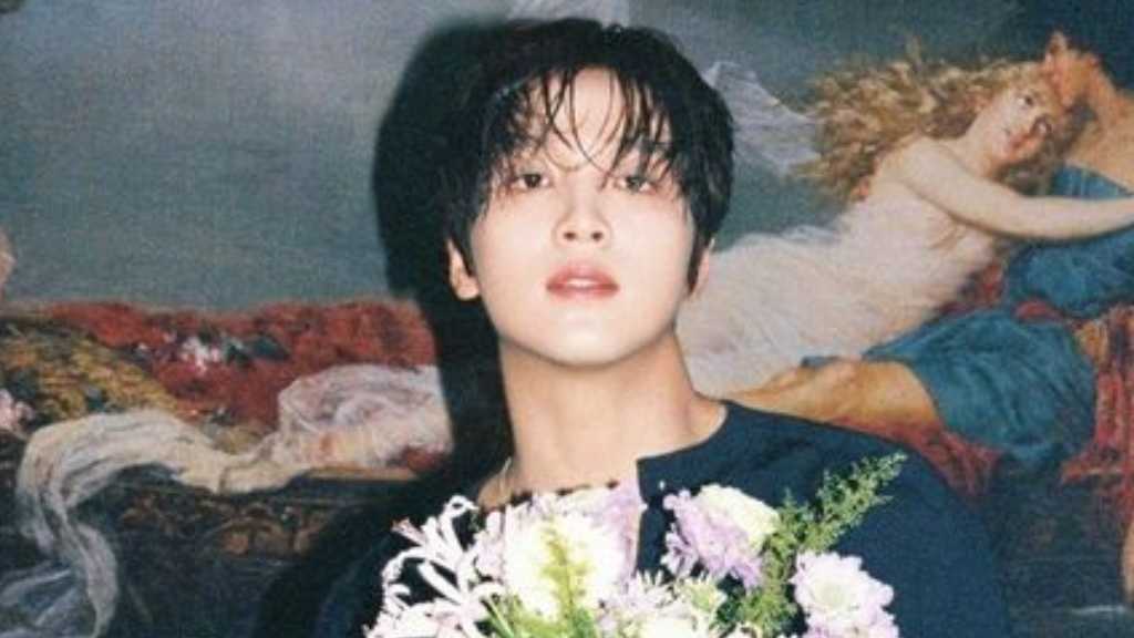 Heechan from NCT wins 1st place on KBS's Music Bank with his solo debut song 'CRZY', showcasing his popularity and talent.