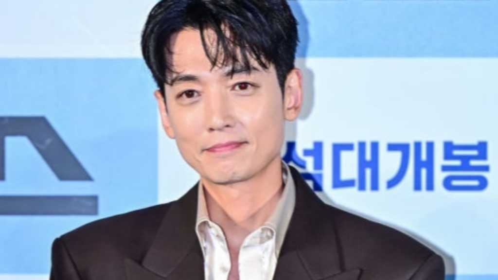 俳優チョン・ギョンホが映画「ボス」でタンゴに挑戦。スヨンからアドバイスを受け、4ヶ月間練習した。