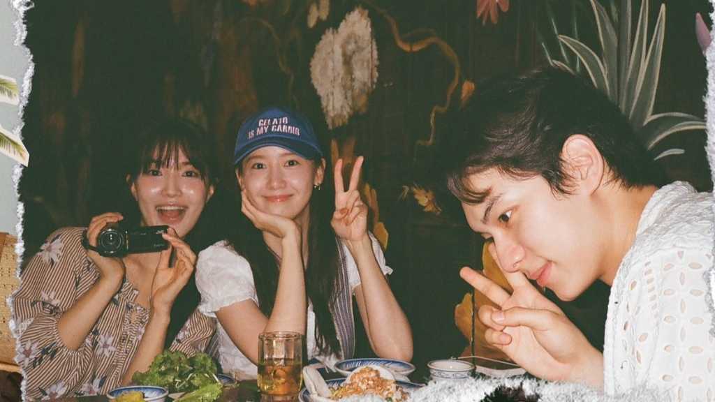 女優ユン・ソアがドラマ「暴君のシェフ」の褒賞休暇を楽しむ様子をInstagramで公開。少女時代のユナと共に和やかな雰囲気を見せた。