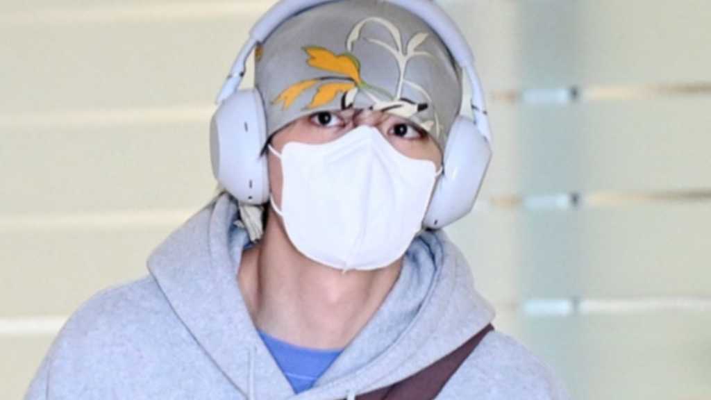 BTS arrives in Korea after overseas schedule and releases remix album 'KEEP SWIMMING' with diverse arrangements and dance performances.