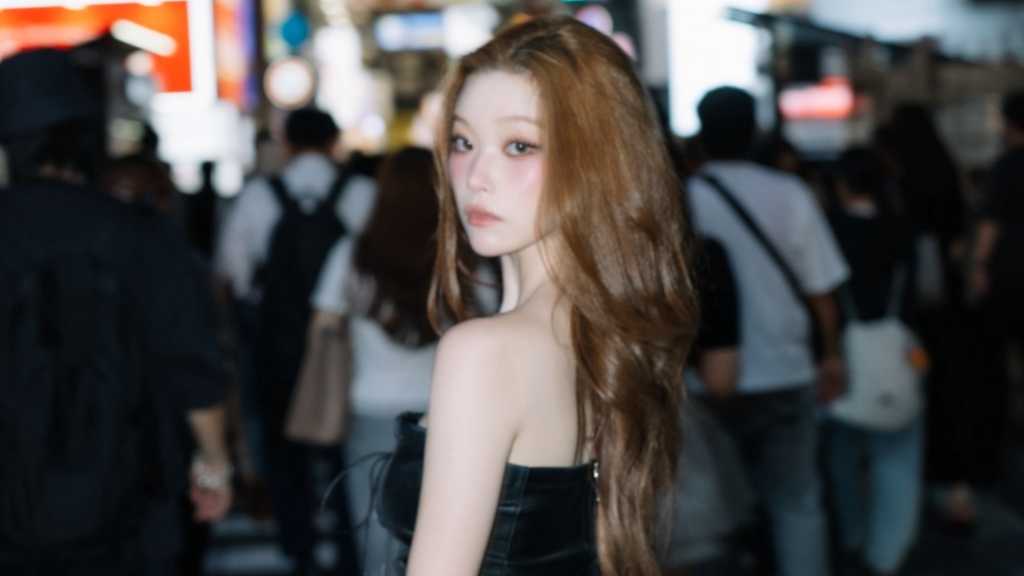Billlie’s Tsuki shared photos in a black tube-top dress, drawing praise for her chic, mature beauty and striking collarbone line.