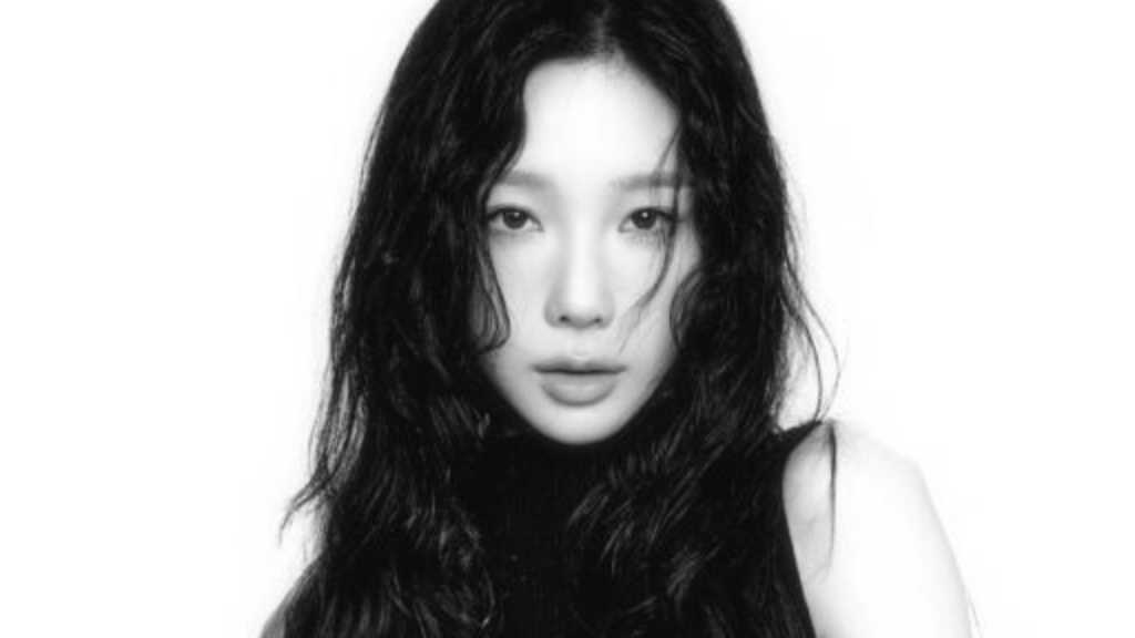 テヨンがSMエンターテインメントと再契約。ソロデビュー10周年を迎え、コンピレーションアルバムを発表。今後の活動に期待。