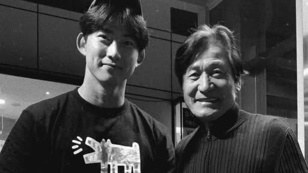 Taecyeon of 2PM shared a heartfelt tribute to Ahn Sung-ki, recalling their first meeting and expressing deep respect after Ahn's passing.